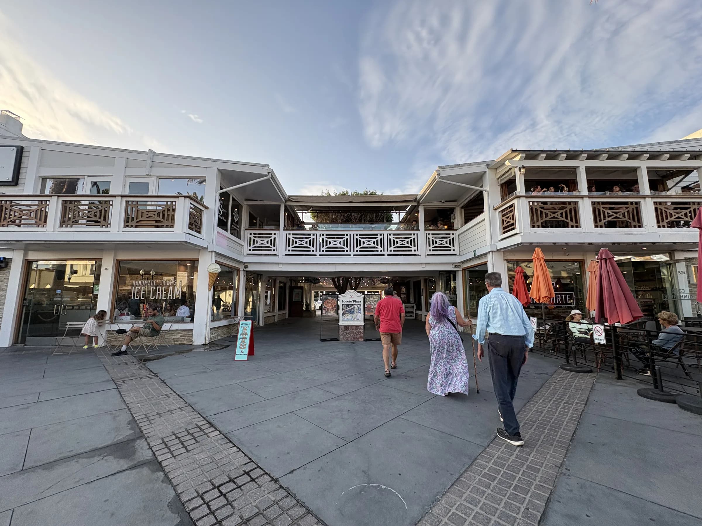 An open-air Hermosa Beach shopping and dining courtyard