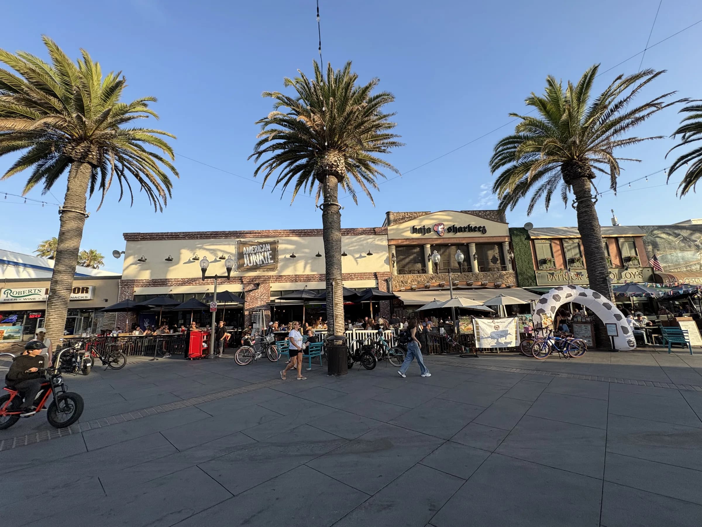 Restaurant patios and palm trees at Pier Plaza