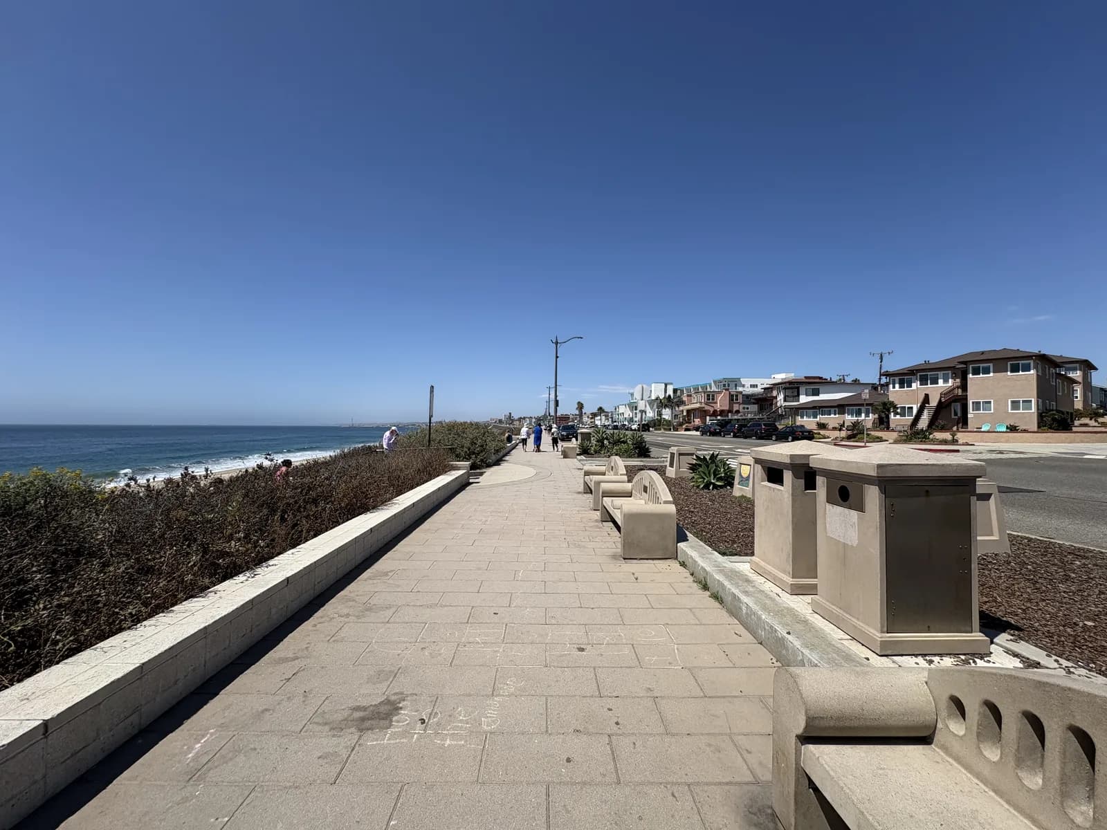 Pedestrian walkway following the Redondo Beach bluff
